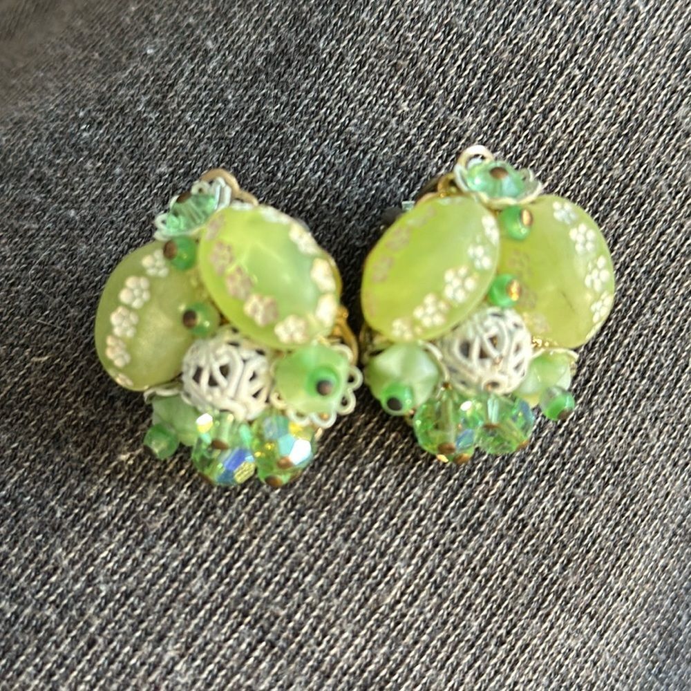 Vintage‎ 60s Alice Caviness light green & white beaded clip on earrings